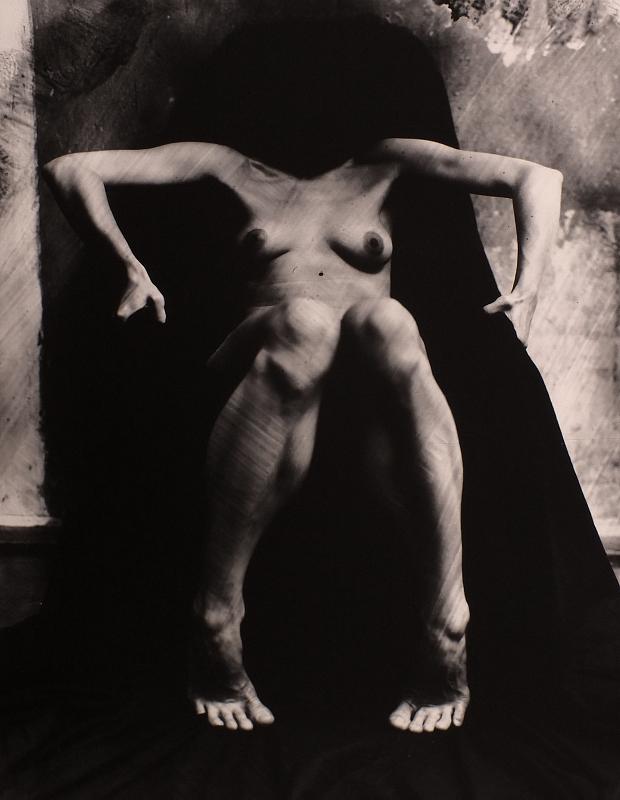 Обнаженная без головы